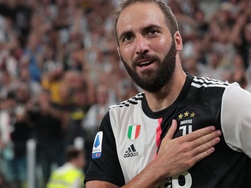 Juventus đè bẹp Leverkusen 3-0, Higuain vẫn không hài lòng