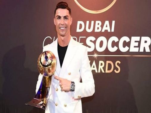 Cristiano Ronaldo hứa hẹn sẽ còn tiếp tục cống hiến cho NHM