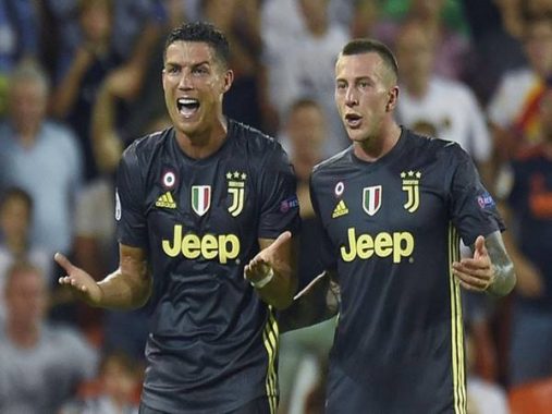 Ronaldo không hài lòng khi phải mua quà tặng cho cả đội