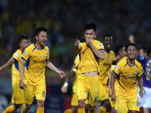 Công Phượng cùng đồng đội trở về sân Vinh