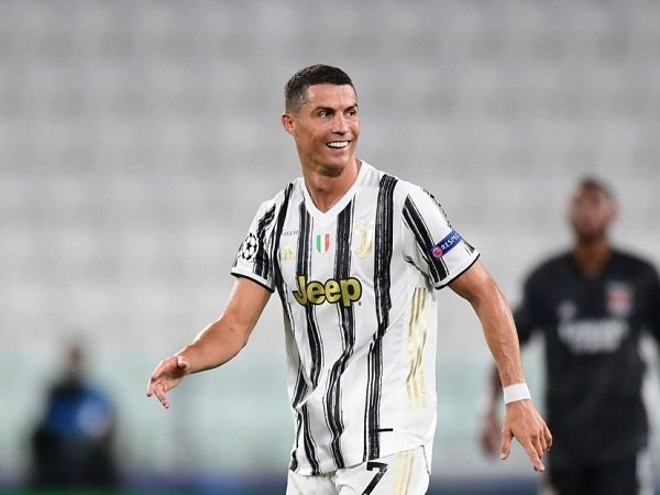 Tin bóng đá chiều 26/10: Ronaldo chúc mừng khéo Real