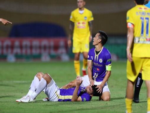Bóng đá VN 15/8: Phạm Đức Huy nhập viện giữa trận Hà Nội vs HAGL