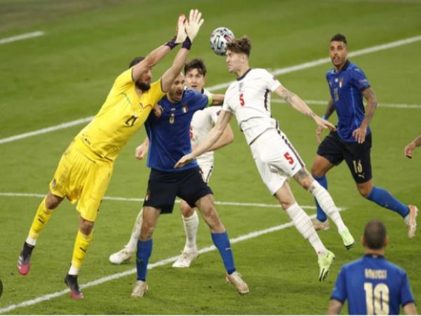 Các trận chung kết EURO: Những khoảnh khắc huy hoàng