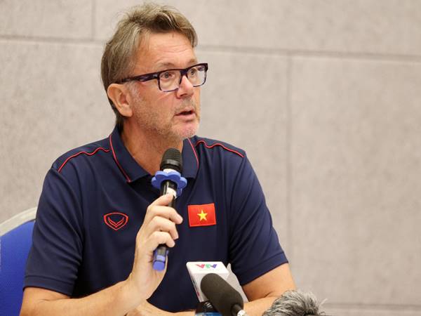 Bóng đá Việt Nam 6/11: HLV Philippe Troussier gây tranh cãi