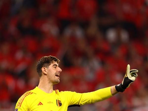 Courtois "quay xe" với Real Madrid