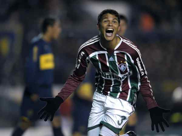 Số áo Thiago Silva trong sự nghiệp bóng đá là bao nhiêu?