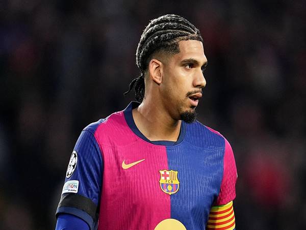 Tin Barcelona: Araujo nghỉ thi đấu vô thời hạn vì khủng hoảng