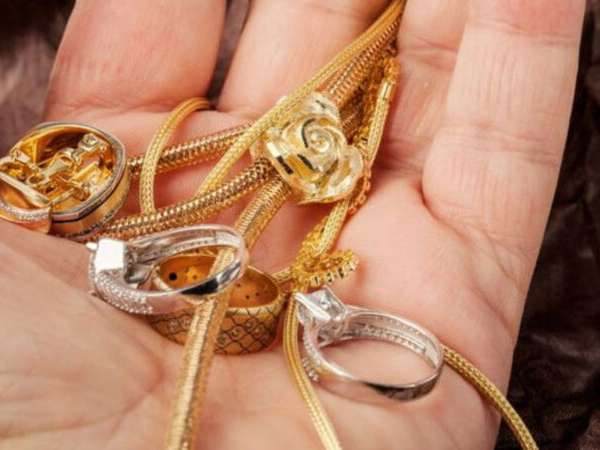 Chiêm bao thấy người thân cho vòng vàng