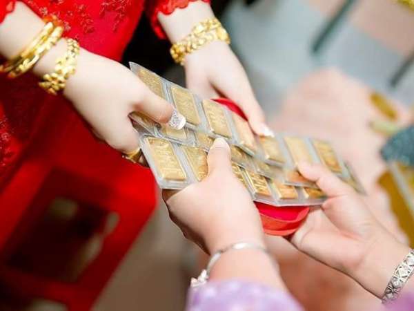 Nằm mơ thấy người thân cho vàng là điềm gì, số gì hên?