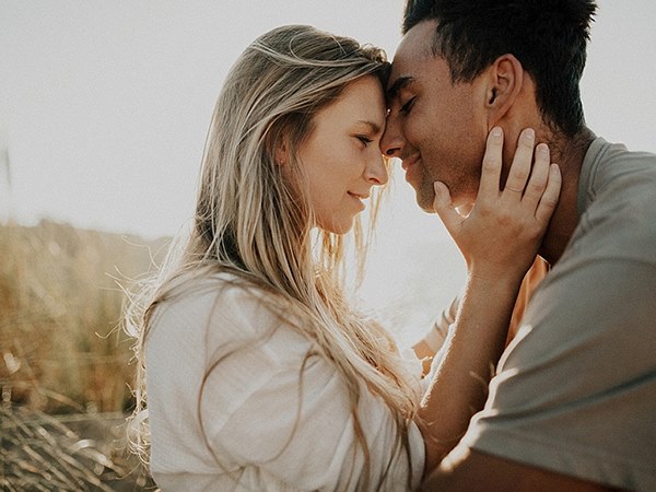 Nằm mơ thấy người lạ hôn mình là điềm gì đen hay đỏ?