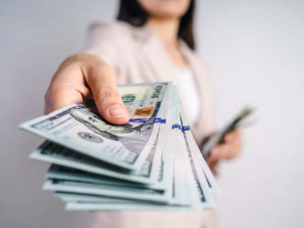 Lý giải chi tiết nằm mơ thấy người lạ cho tiền là điềm gì?