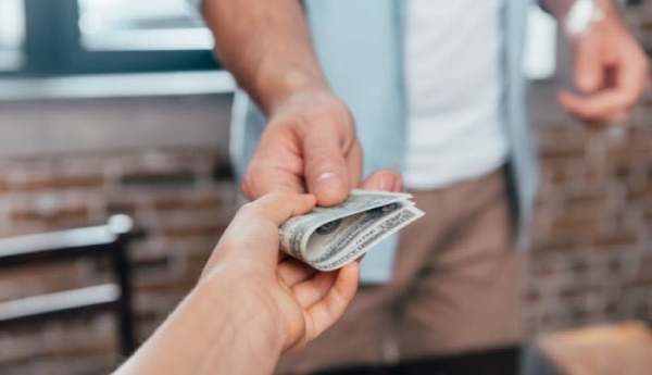 Ngủ mê thấy người lạ cho tiền rồi rời đi